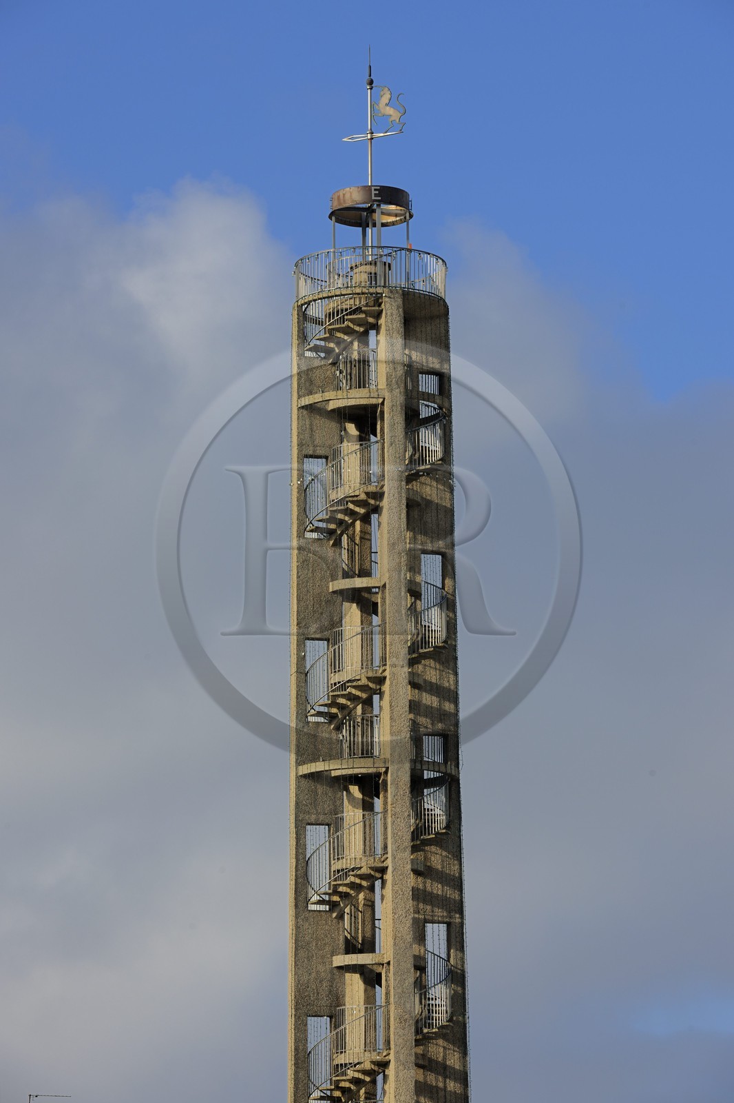 France, Manche (50), Cotentin, Saint-Lô, le beffroi escalier en béton place Charles-de-Gaulle