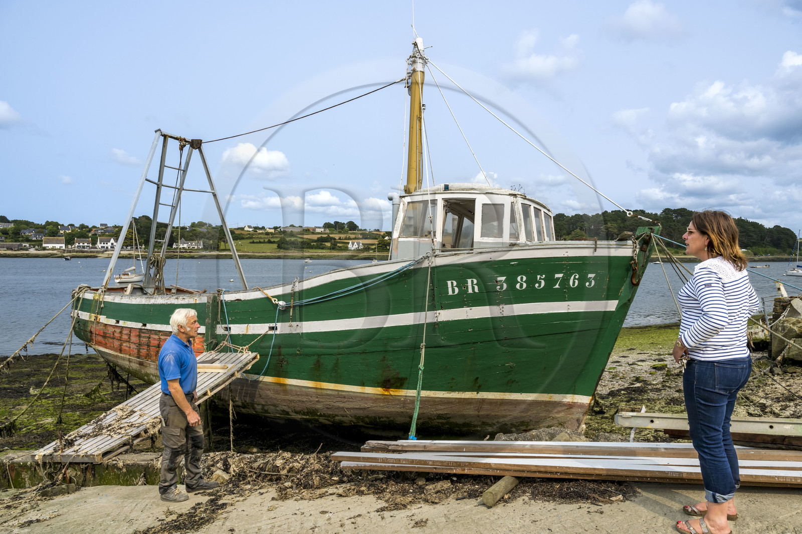 France, Finistère (29), Pays des Abers, port de Saint-Pabu sur l'Aber Benoit, chantier de construction navale Bégoc spécialisé dans la restauration de bateau en bois, dragueur en bois des années 60 specialement conçu pour la famille Madec pour l'ostréiculture
