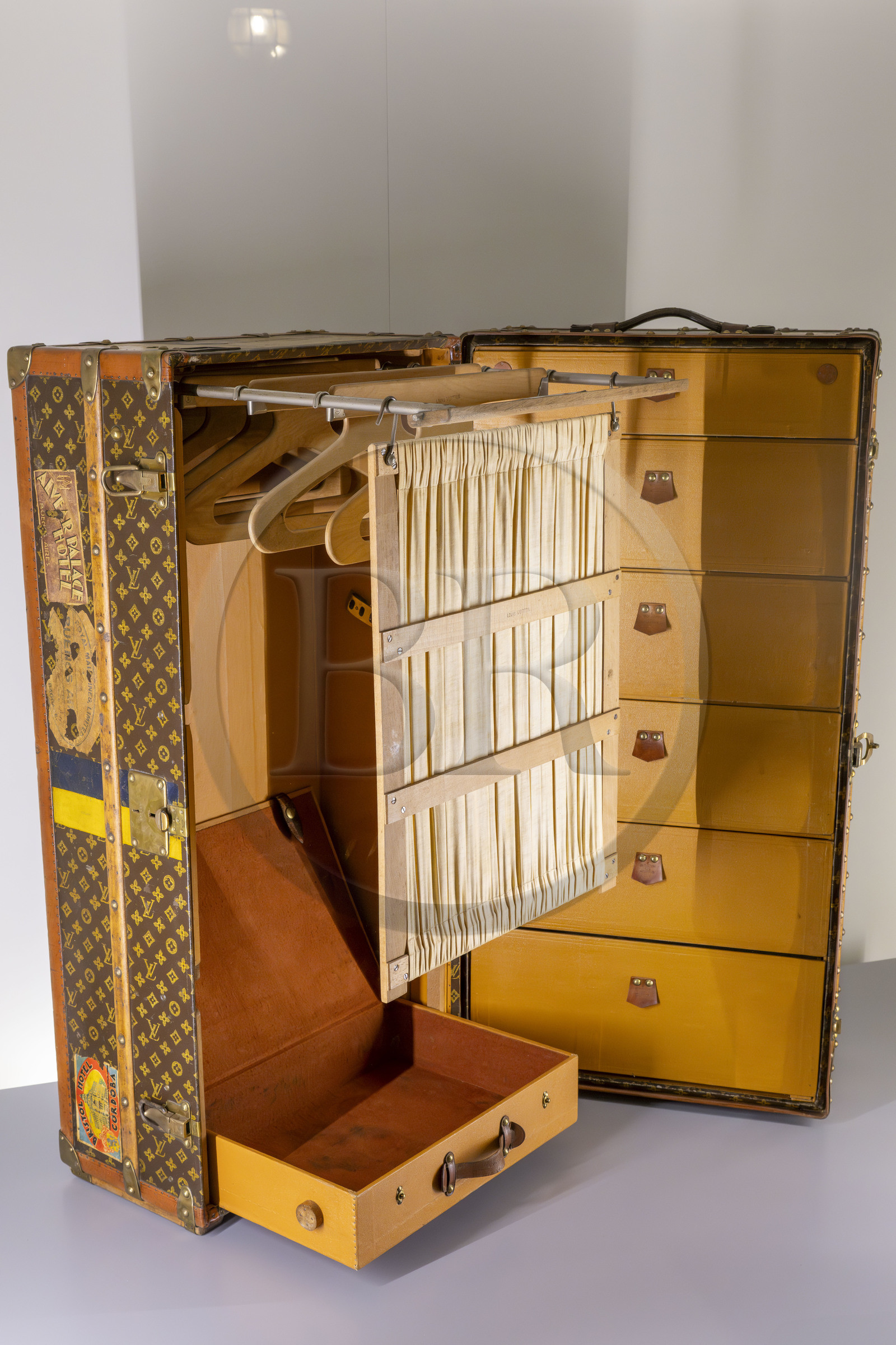 France, Loire-Atlantique (44), Saint-Nazaire, l'Escal'Atlantic dans l'ancienne base sous-marine allemande fait revivre le monde des transatlantiques, malle-armoire dite wardrobe de chez Louis Vuitton