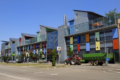 Allemagne, Bade-Wurtemberg, Fribourg en Brisgau, quartier Vauban, immeuble appelé Bateau solaire (Sonnenschiff) de la Cité Solaire au pied du Schlierberg, architecte Rolf Disch