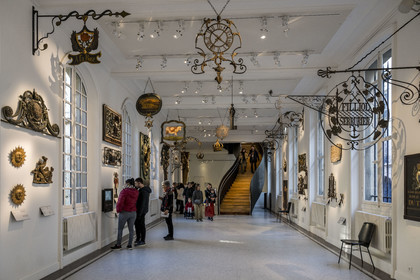 France, Paris (75), quartier du Marais, Musée Carnavalet, salle des enseignes de Paris
