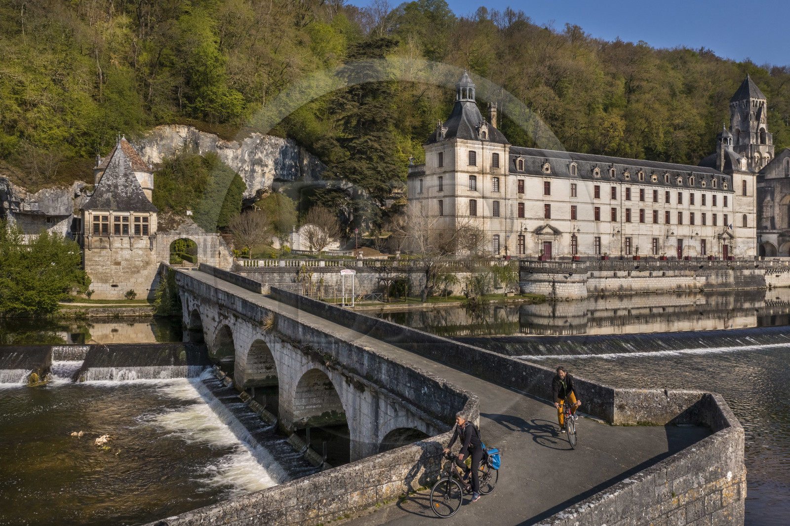 France, Dordogne (24), Brantôme, cyclistes faisant la véloroute la Flow Vélo traversant le Pont Coudé sur la Dronne, l’abbaye bénédictine Saint-Pierre de Brantôme en arrière plan (vue aérienne)