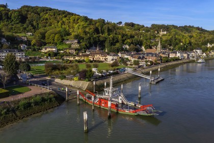 France, Seine-Maritime (76), Parc naturel régional des Boucles de la Seine normande, traversée du bac auto au village de La Bouille (vue aérienne)