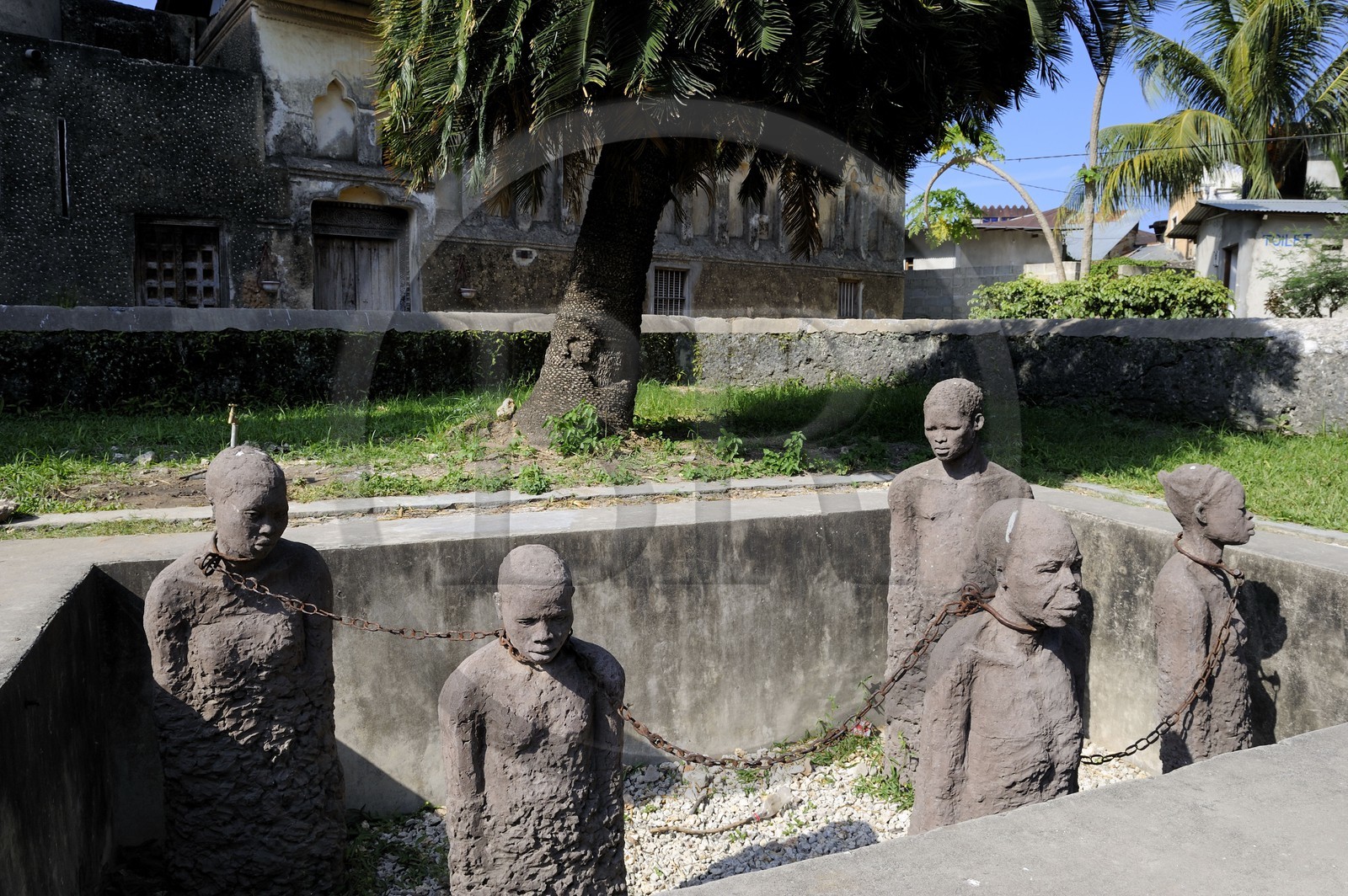 Tanzanie, Zanzibar, Stown Town, classé Patrimoine Mondial de l' UNESCO, site de l' ancien marché aux esclaves, monument érigé en 1998 à la mémoire des esclaves qui se sont entassés dans les caves du marché