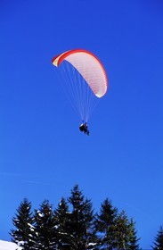 France, Haute-Savoie (74), les portes du soleil parapente BI-PlacE au-dessus de Morzine