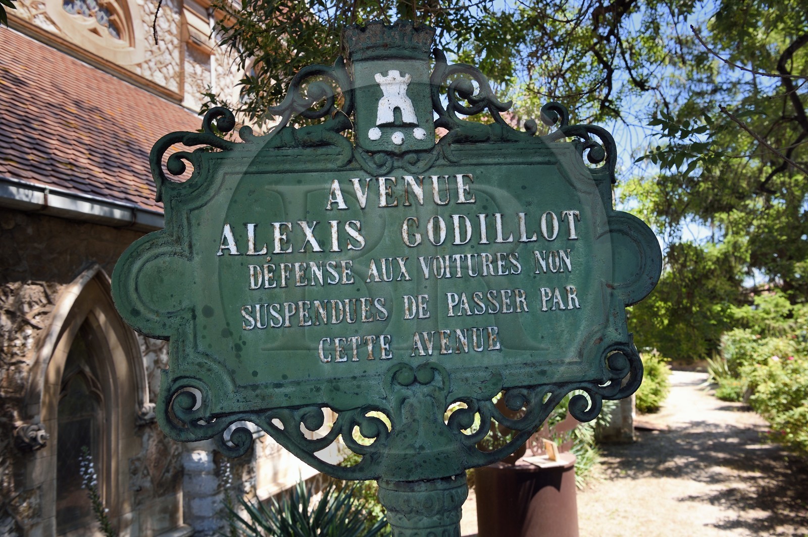 France, Var (83), Hyères, panneau de rue datant de la fin XIXème siècle et l'église anglicane en arrière plan