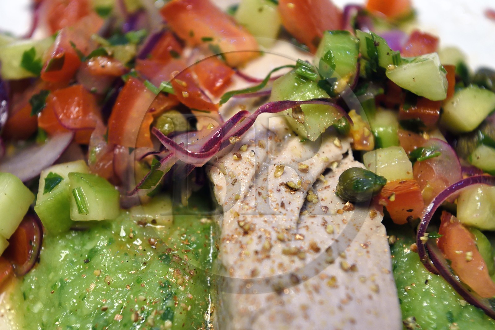 France, Dos de thon à la vapeur douce sauce vierges à l'agrulive citron vert et mousseline de courgette à l'agrulive citron vert