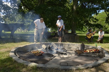 Argentine, province de Buenos Aires, San Antonio de Areco, estancia La Bamba de Areco, gauchos au campement, c'est le temps de la musique et des chants Estilos et Milongas, grillades au barbecue