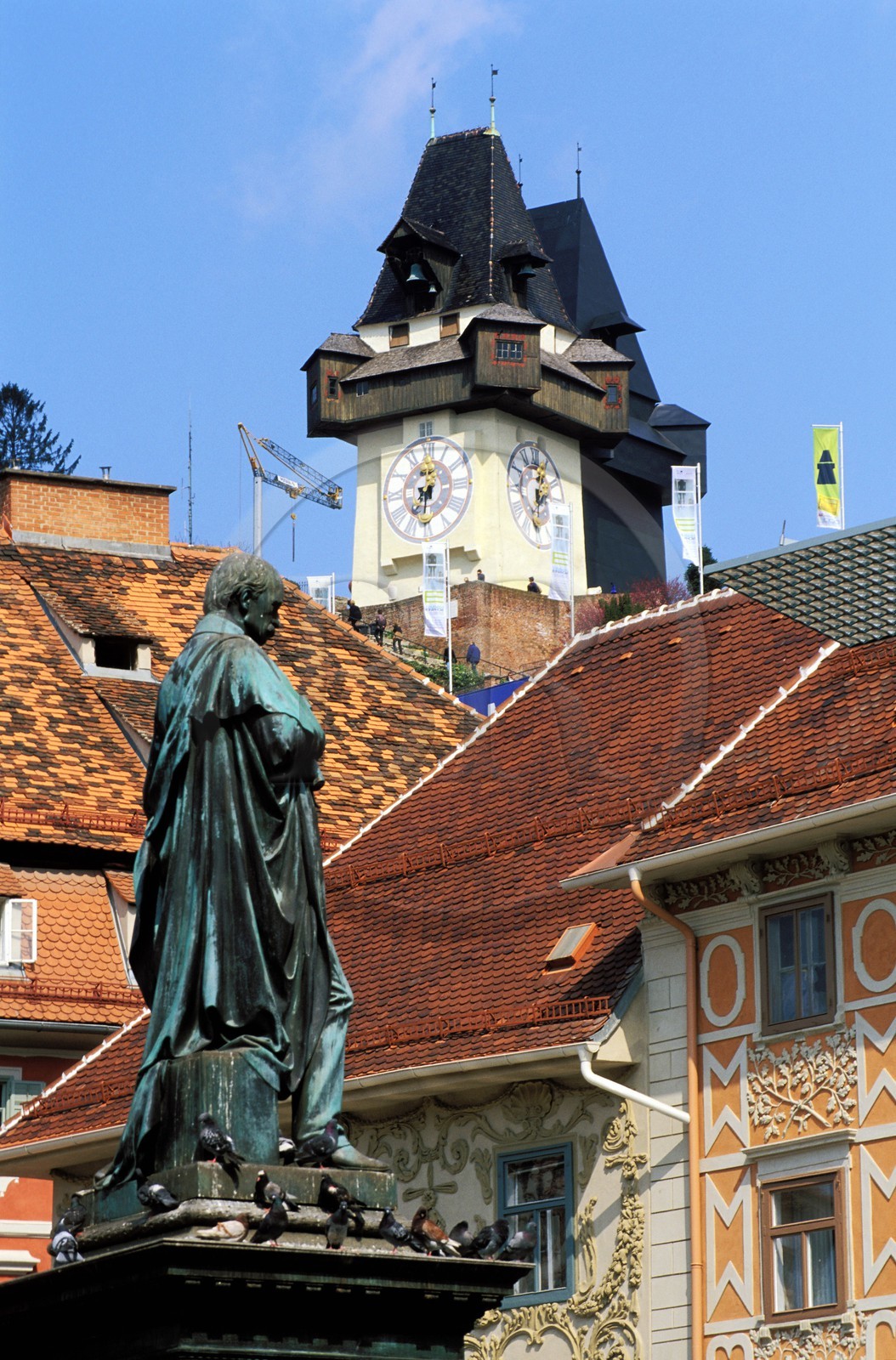Autriche, Styrie, Graz, centre historique classé Patrimoine Mondial de l'UNESCO, la place centrale (Hauptplaz), statue de l'archiduc Jean et la Tour de l'Horloge