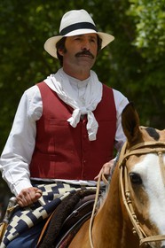 Argentine, province de Buenos Aires, San Antonio de Areco, fête du Jour de la Tradition (Dia de la Tradicion), gaucho à cheval défilant en habit traditionnel