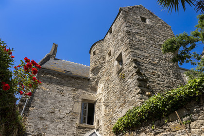 France, Finistère, Roscoff, shipowner's house called la Porte Noire (the Black Gate) built at the end of the 16th century by the James brothers and belonging today to Christian Kulig, fortified tower at the rear on the old ramparts