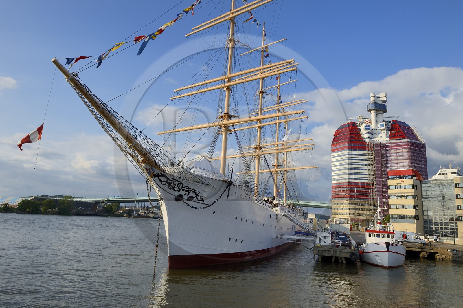 Suède, Västra Götaland, Göteborg (Gothenburg), le gratte-ciel Götheborgs-utkiken et le voilier Viking sur les quais du bassin Lilla bommens hamm