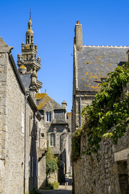 France, Finistère (29), Roscoff, le clocher de l'église Notre-Dame de Croaz Batz et anciennes maisons d'armateurs rue de Moguérou dont celles des frères James construite à la fin XVIème siècle