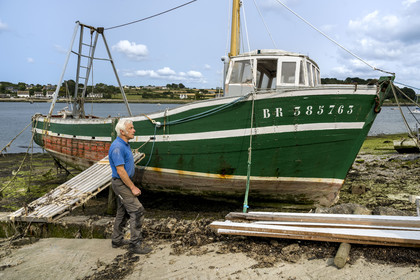 France, Finistère (29), Pays des Abers, port de Saint-Pabu sur l'Aber Benoit, chantier de construction navale Bégoc spécialisé dans la restauration de bateau en bois, dragueur en bois des années 60 specialement conçu pour la famille Madec pour l'ostréiculture
