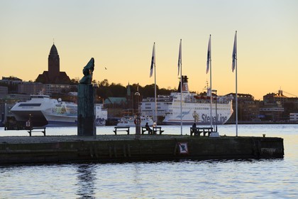 Suède, Västra Götaland, Göteborg (Gothenburg), la jetée de Stenpiren dans le port et le quai de Masthuggskajen