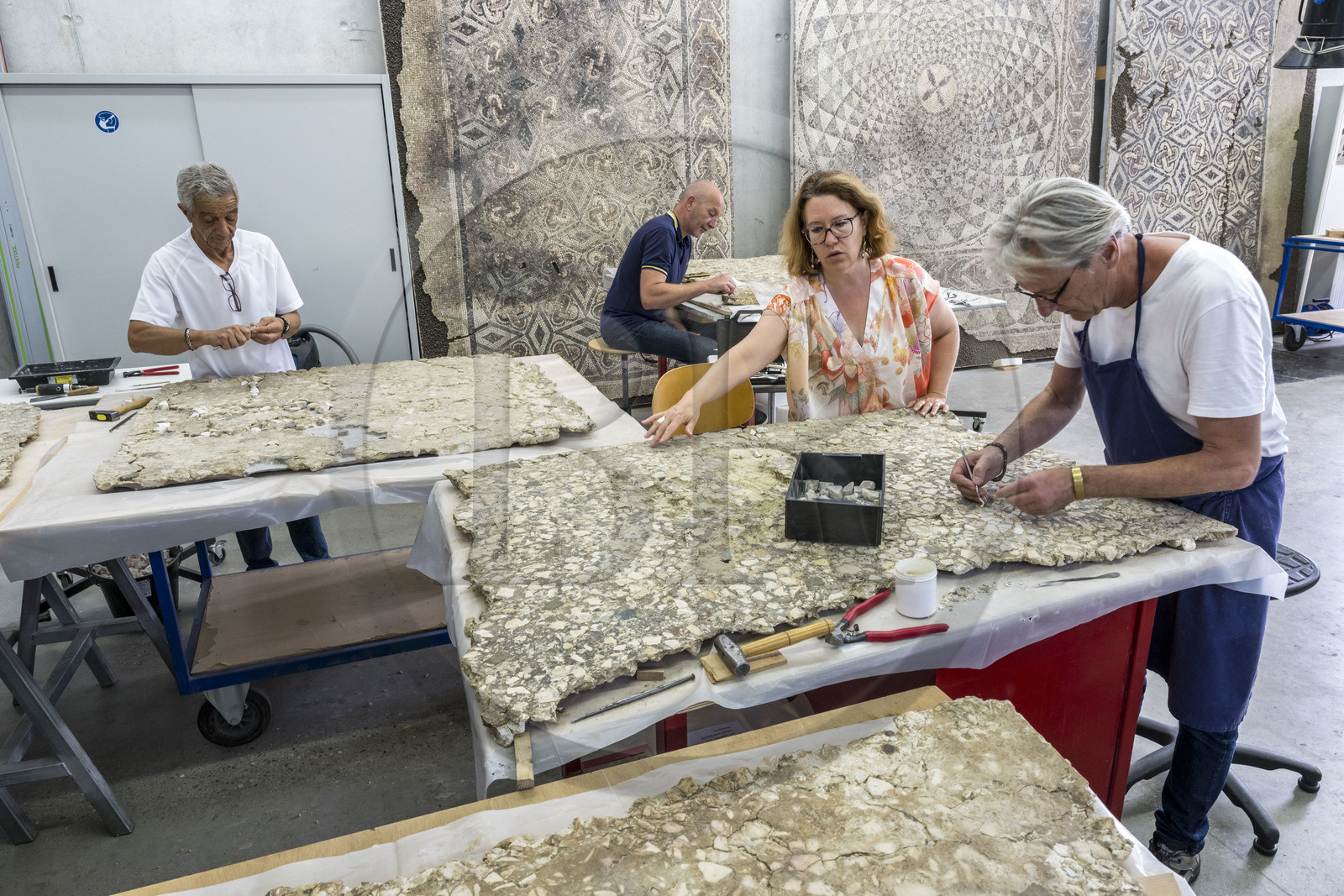 France, Bouches-du-Rhône (13), Arles, musée départemental Arles antique, atelier de conservation et de restauration, restauration du tullo, mortier antique découvert dans la maison de la harpiste (entre 70 et 50 av. J.-C.), Aurélie Martin responsable du service