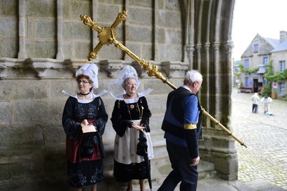 France, Finistère (29), Locronan, labellisé Les Plus Beaux Villages de France, église Saint-Ronan, préparatifs de la procession de la Troménie