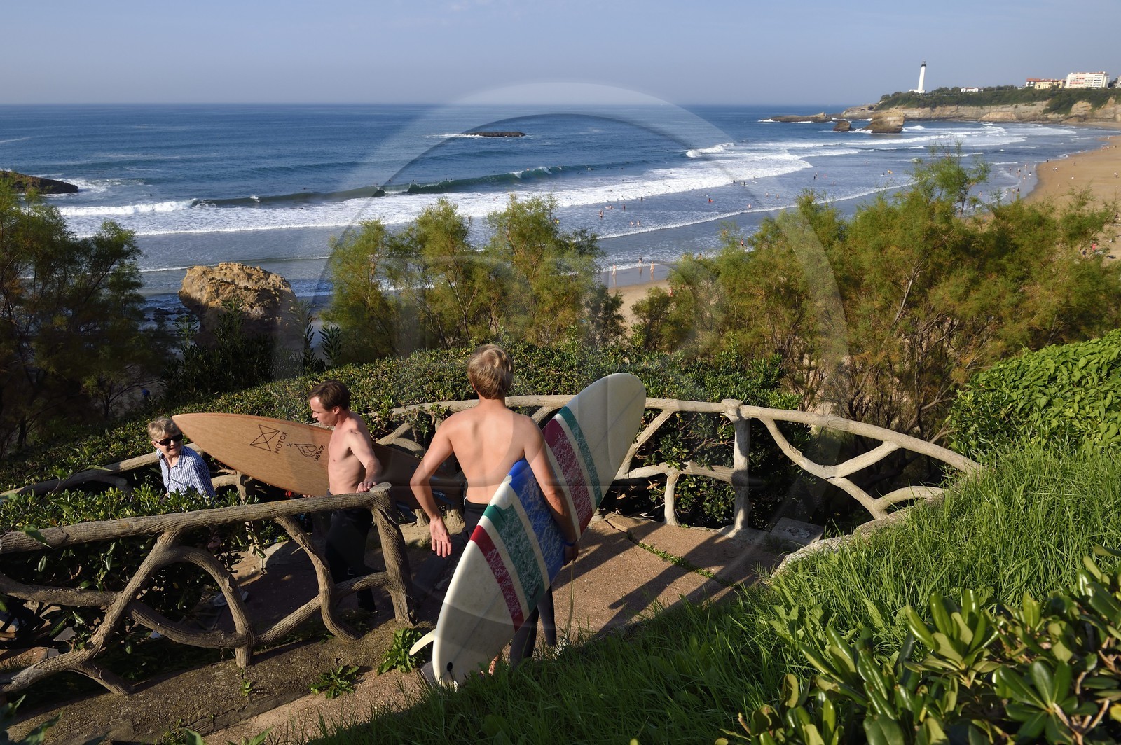 France, Pyrénées-Atlantiques (64), Pays-Basque, Biarritz, surfers descendant à la Grande Plage
