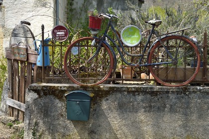 France, Dordogne, Perigord Vert, Villars, old bicycle decorating the fence of a house