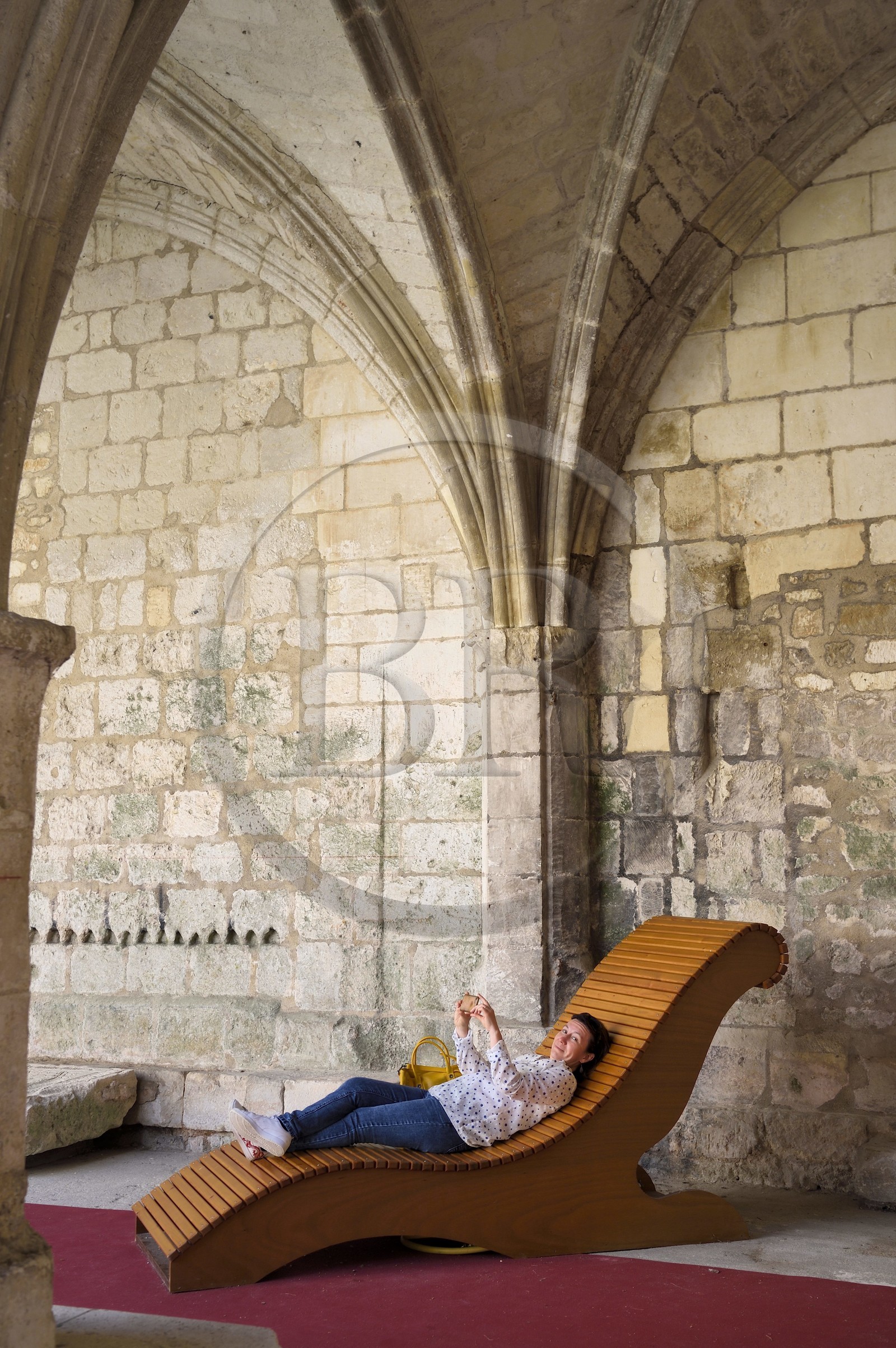 France, Charente-Maritime (17),  Saintonge, Saintes, le cloitre et la cathédrale Saint-Pierre dans la vieille ville