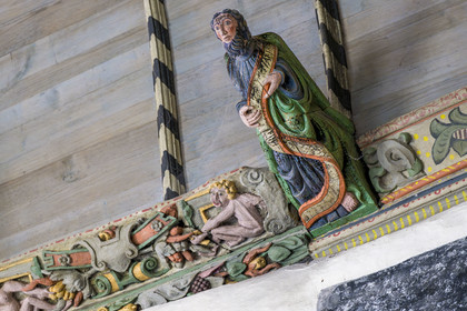 France, Finistère (29), Roscoff, l'église Notre-Dame de Croaz Batz, sculptures peintes en bois sur la sablière décorant la voute