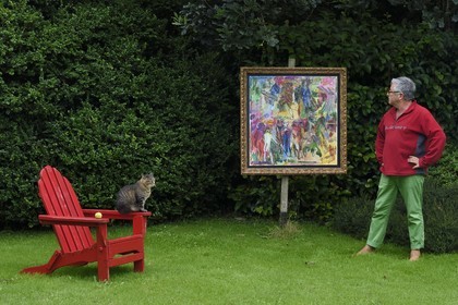 France, Finistère (29), Lannilis, Prat Ar Coum, l'artiste peintre Loic Madec dans son jardin