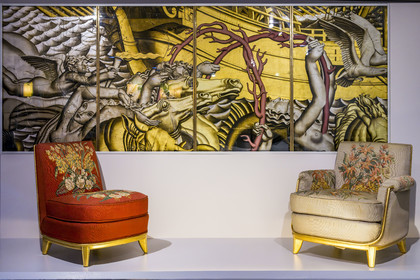 France, Loire-Atlantique (44), Saint-Nazaire, l'Escal'Atlantic dans l'ancienne base sous-marine allemande fait revivre le monde des transatlantiques, siege chauffeuse et fauteuil sous un ensemble de quatre panneau en dalles de verre d’Auguste Labouret représentant l'Enlèvement d'Europe, Grand Salon 1re classe du paquebot Normandie, 1935