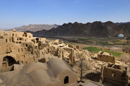 Iran, Province de Yazd, en bordure du désert du Dasht-e Kavir, le vieux village de Kharanaq avec ses maisons en briques de terre crue (adobe) surplombant la vallée Andjir