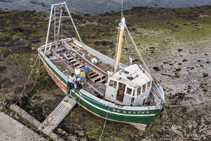 France, Finistère (29), Pays des Abers, port de Saint-Pabu sur l'Aber Benoit, chantier de construction navale Bégoc spécialisé dans la restauration de bateau en bois, dragueur en bois des années 60 specialement conçu pour la famille Madec pour l'ostréiculture (vue aérienne)