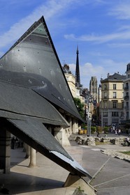 France, Seine-Maritime (76), Rouen, l'église Sainte-Jeanne-d'Arc a été élevée sur le lieu même du martyre, la forme du bâtiment représente un bateau retourné Viking et la forme de poisson