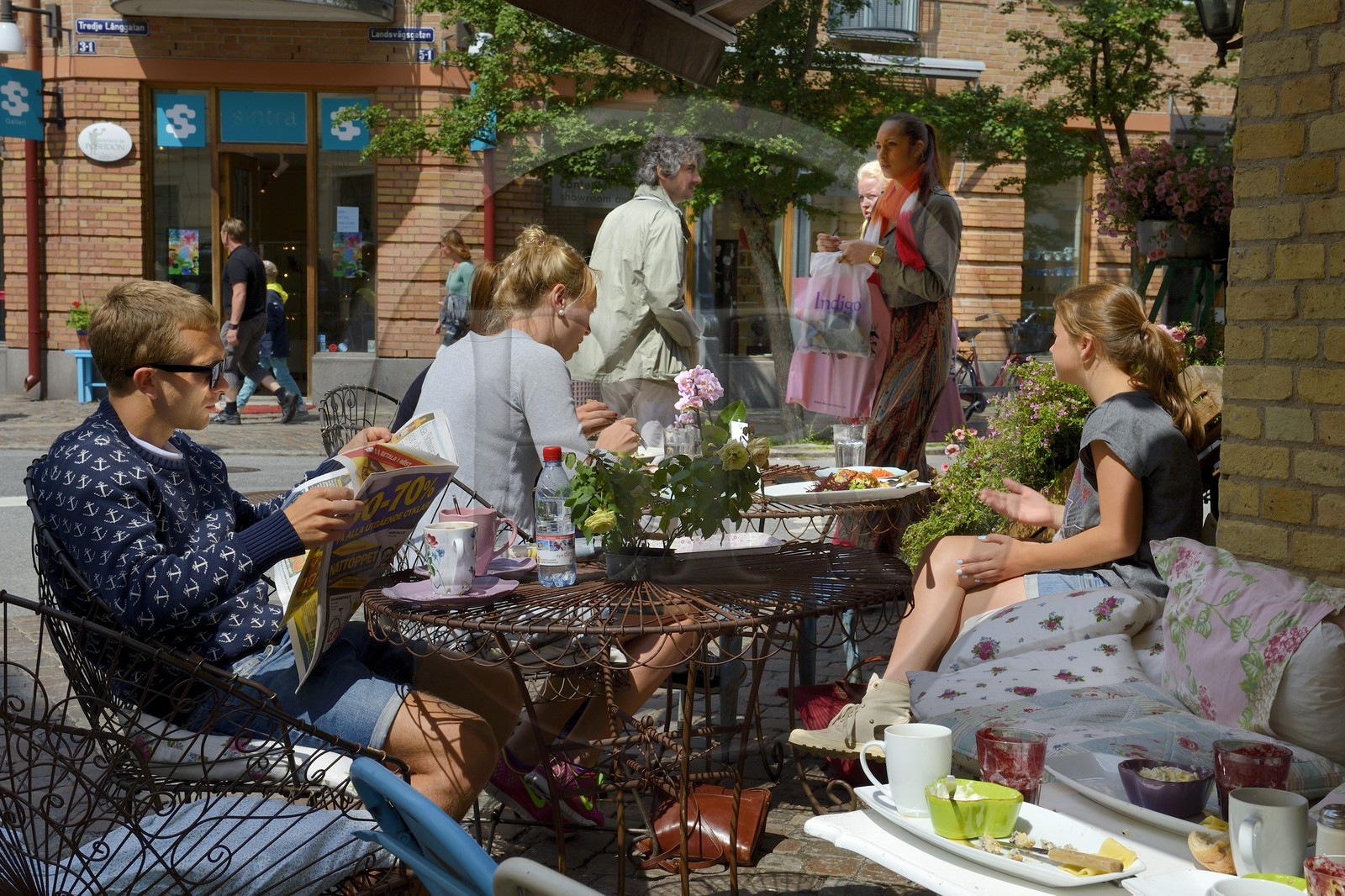 Suède, Västra Götaland, Göteborg (Gothenburg), quartier de Haga, terrasse du Petit Café dans la rue Haga Nygata
