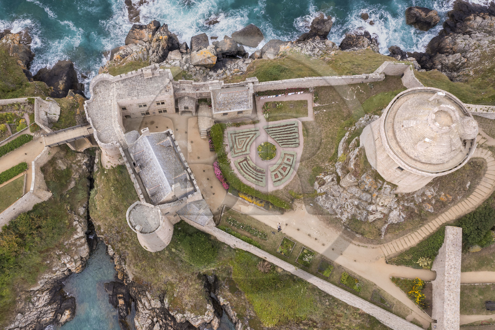 France, Côtes d'Armor (22), Grand Site de France Cap d'Erquy – Cap Fréhel, Plévenon, le Fort La Latte ou château de la Roche Goyon du XVème siècle (vue aérienne)