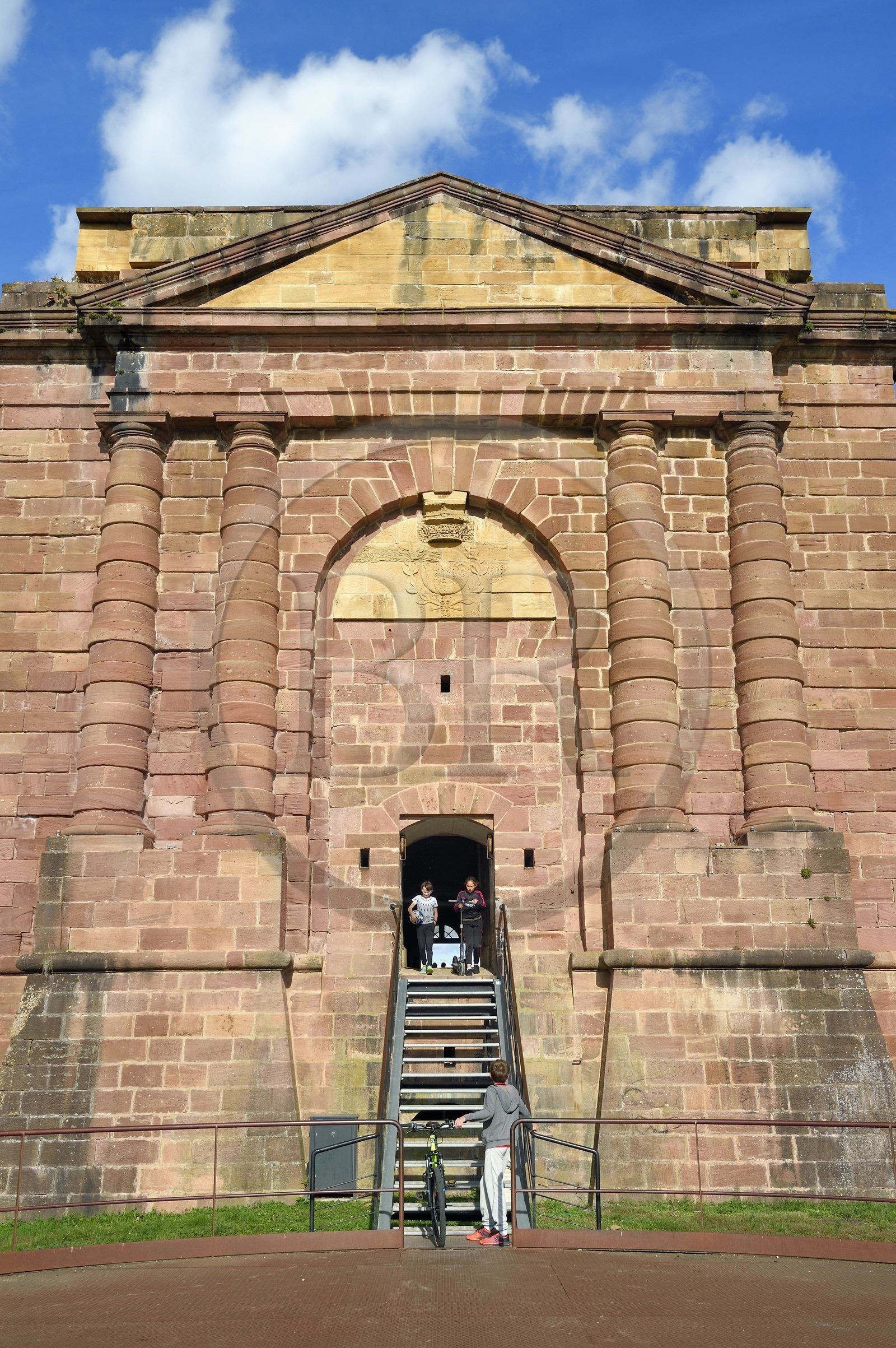 France, Haut-Rhin (68), Neuf-Brisach, ville fortifiée par Vauban, classée Patrimoine Mondial de l'UNESCO, la Porte de Belfort et le musée Vauban au sud-ouest