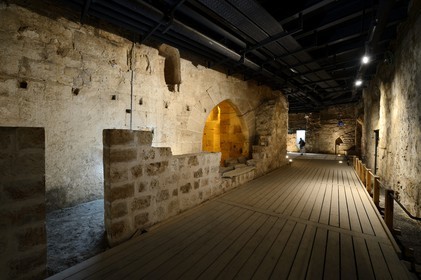Israel, district Nord, Galilée, Acre (Akko), vieille ville, classée Patrimoine Mondial de l'UNESCO, la ville souterraine des croisés en bordure de la citadelle des Hospitaliers, la rue méridionale avec les vestiges de boutiques devant l'entrée d'une chapelle