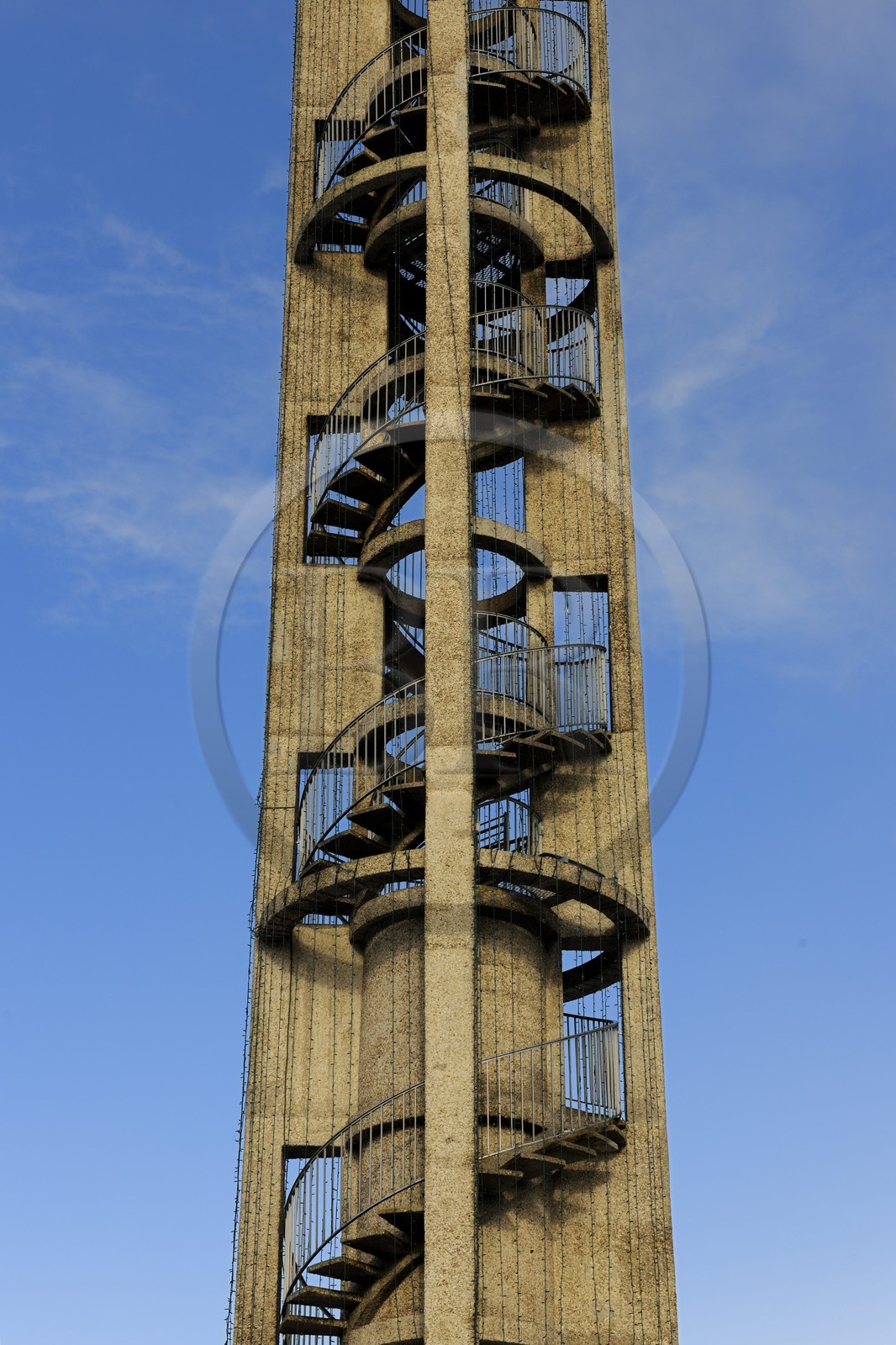 France, Manche (50), Cotentin, Saint-Lô, le beffroi escalier en béton place Charles-de-Gaulle