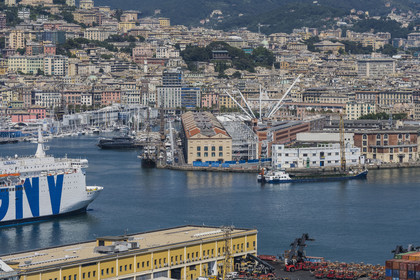 Italie, Ligurie, Gênes, le terminal conteneur du port de commerce et le Porto Antico (Vieux Port) en bordure de la ville en arrière plan