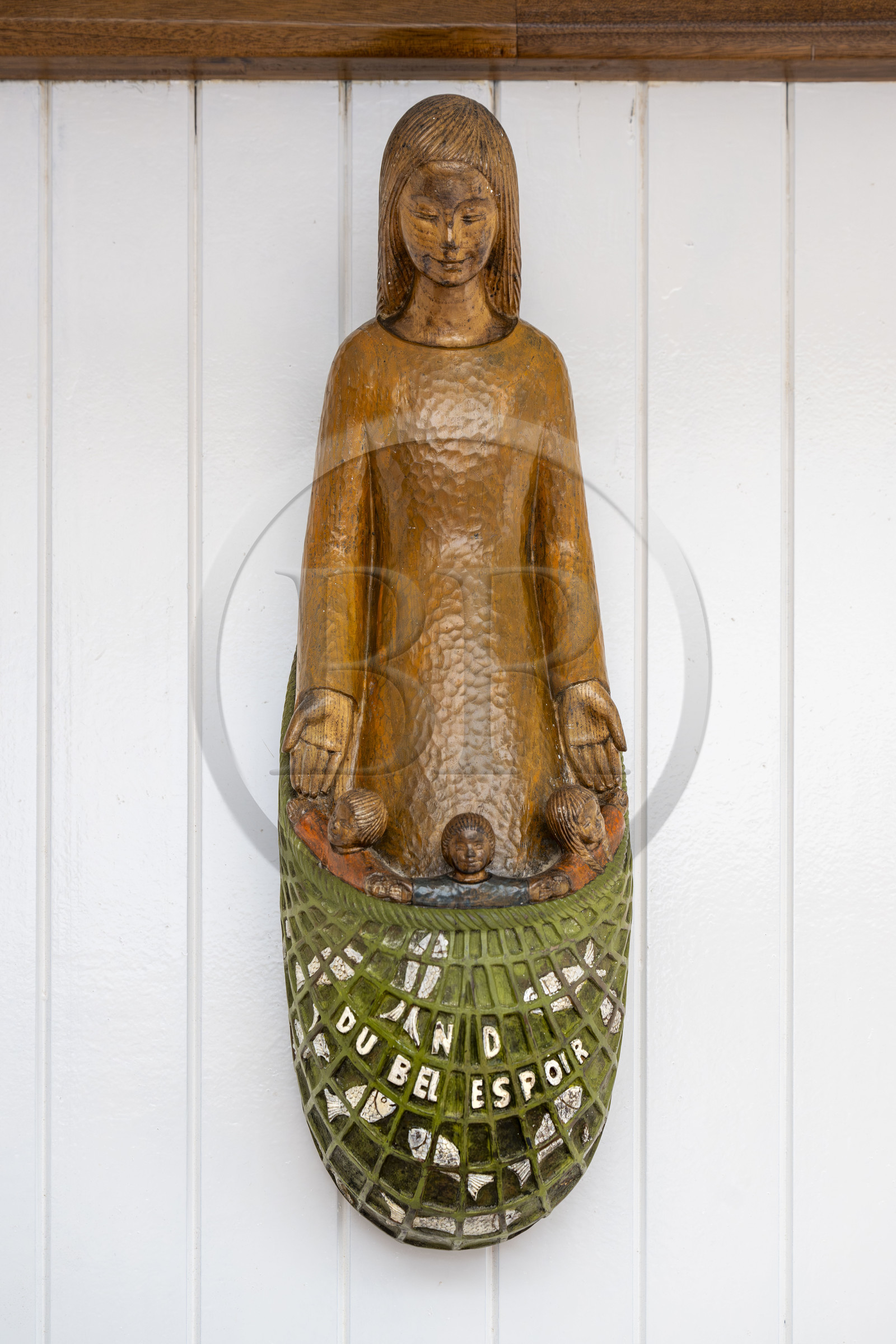 France, Finistère (29), Pays des Abers, Aber Wrac'h, Lannilis, le Moulin de l'Enfer, chantier naval de l'association AJD (association Amis de Jeudi-Dimanche) fondée par le Père Jaouen, la nouvelle goélette à trois mâts et hunier le Bel Espoir II à coque en acier dont le chantier est presque achevé, statue de la Vierge provenant du premier bateau