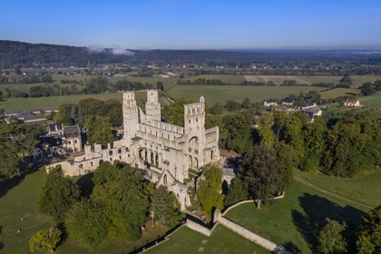 France, Seine-Maritime (76), Pays de Caux, Parc naturel régional des Boucles de la Seine normande, Jumièges, abbaye Saint-Pierre de Jumièges fondée au VIIe siècle (vue aérienne)