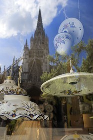 France, Seine-Maritime (76), Rouen, église Saint-Maclou joyau de l’art gothique flamboyant (XVème siècle) en reflet dans la vitrine d'une boutique de faiences