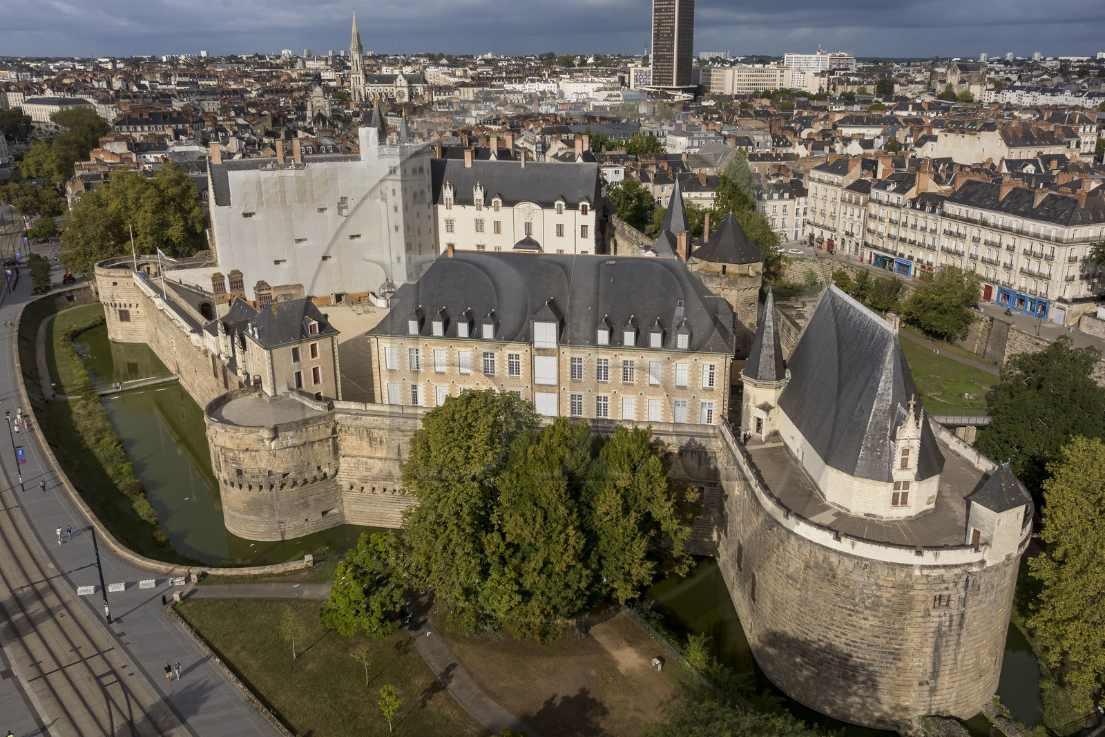 France, Loire-Atlantique (44), Nantes, quartier du Bouffay, le chateau des Ducs de Bretagne (vue aérienne)