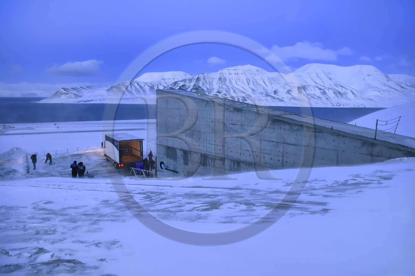 Norvège, Svalbard, Spitzberg, Longyearbyen, la Réserve mondiale de semences du Svalbard (banque de graines du Global Seed Vault) permet une sauvegarde de sécurité pour les collections existantes de banques de gènes, livraison des semences par NordGen
