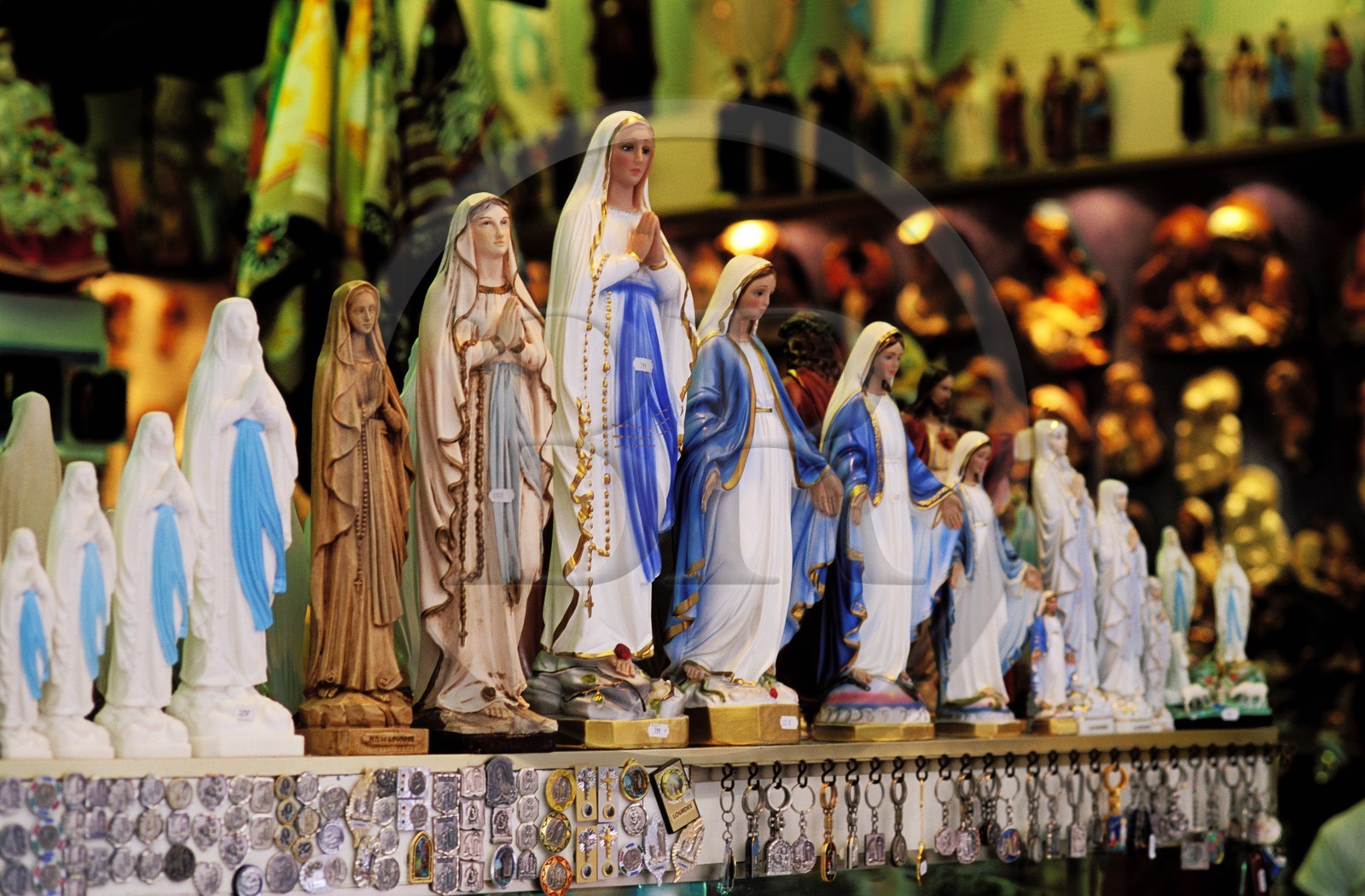 France, Hautes-Pyrénées (65), Lourdes, des marchands dans le quartier du sanctuaire
