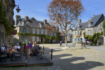 France, Finistère (29), Locronan, labellisé Les Plus Beaux Villages de France, place de l'église