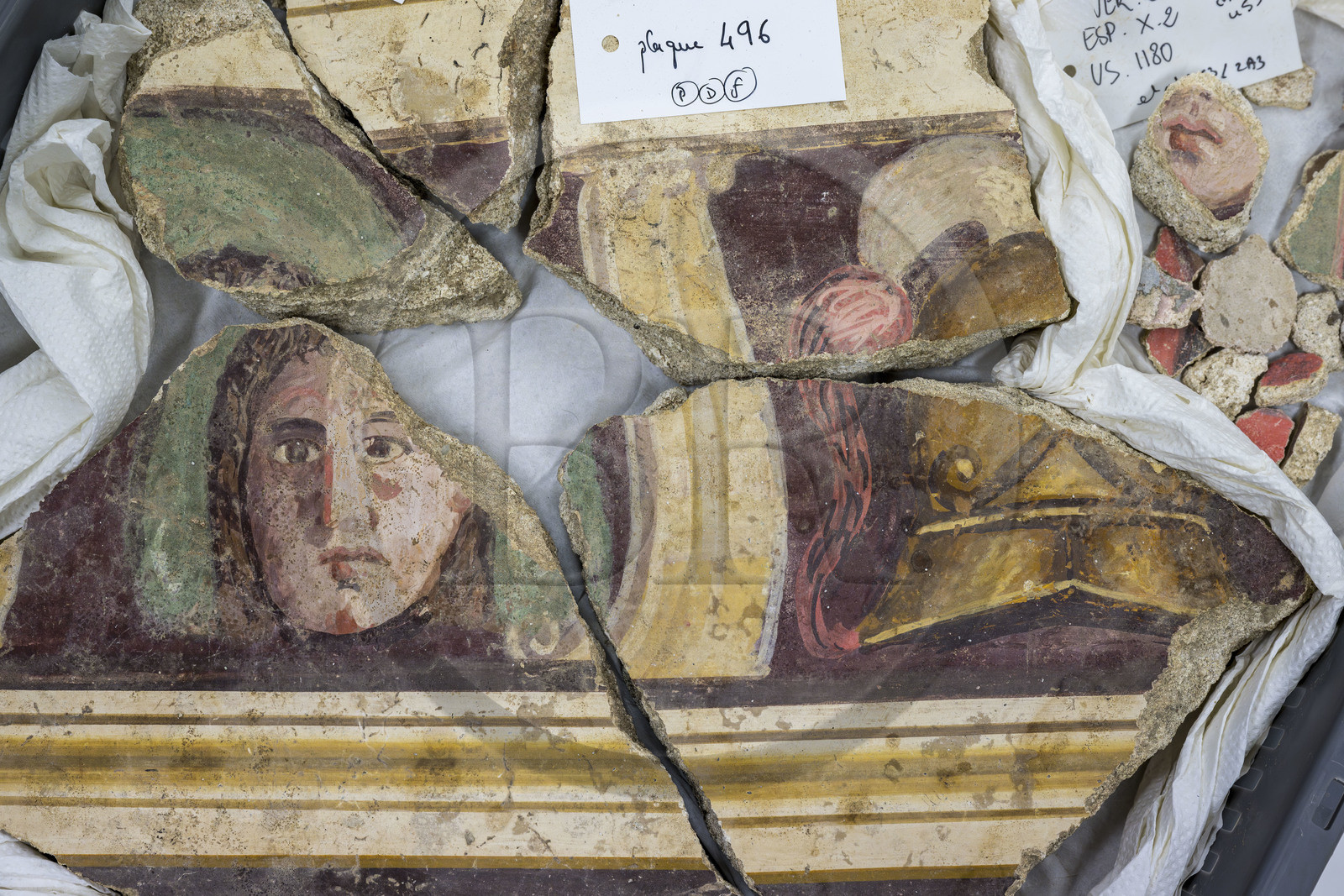 France, Bouches-du-Rhône (13), Arles, musée départemental Arles antique, salle d’étude du service archéologie, recherches des fouilles du site de l'ancienne verrerie de Trinquetaille sur la rive droite du Rhone, fragments d'une peinture murale à fresque d'un masque et d'un casque du décor d'une pièce de la maison de la harpiste (entre 70 et 50 av. J.-C.)