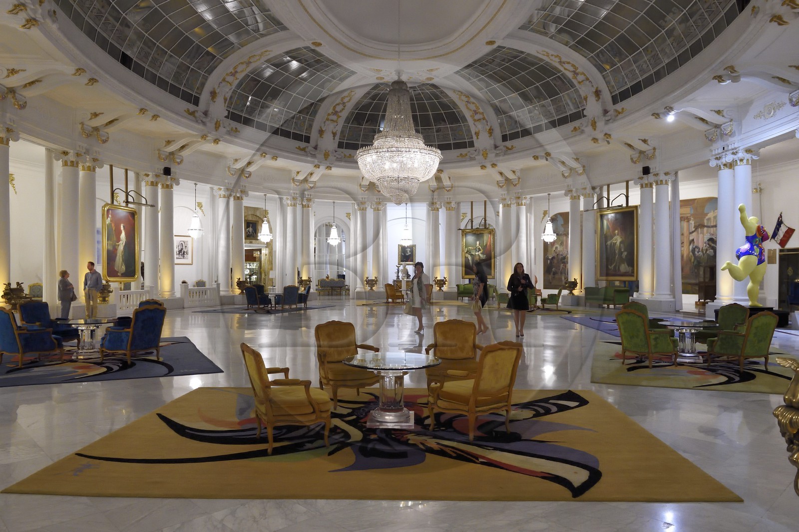 France, Alpes-Maritimes (06), Nice, l'hotel Negresco, la verrière intérieure et sculpture de Niki de Saint Phalle à droite