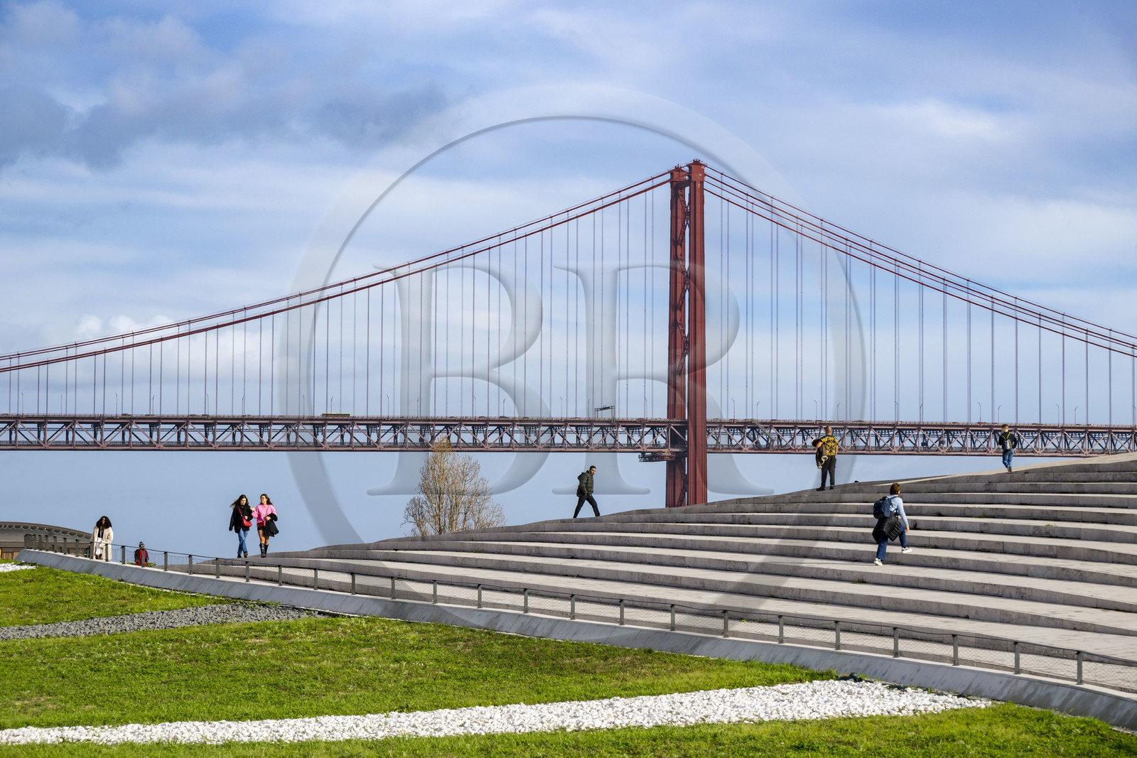 Portugal, Lisbonne, quartier de Belem, MAAT (Musée d'Art, Architecture et Technologie ou Museu de Arte, Arquitetura e Tecnologia) sur les bords du Tage, inauguré en 2016 et conçu par l'architecte britannique Amanda Levete, le pont Ponte 25 de Abril en arrière plan