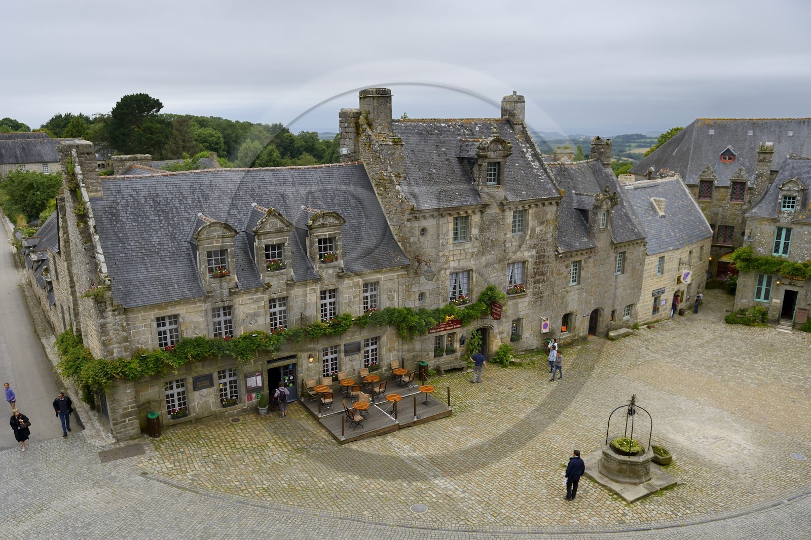 France, Finistère (29), Locronan, labellisé Les Plus Beaux Villages de France, place de l'église