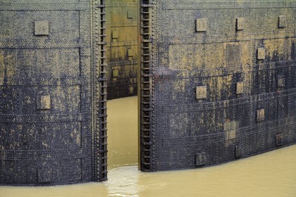 Panama, Panama Canal, Miraflores locks, the lock gates at both ends of the upper chamber are doubled for safety