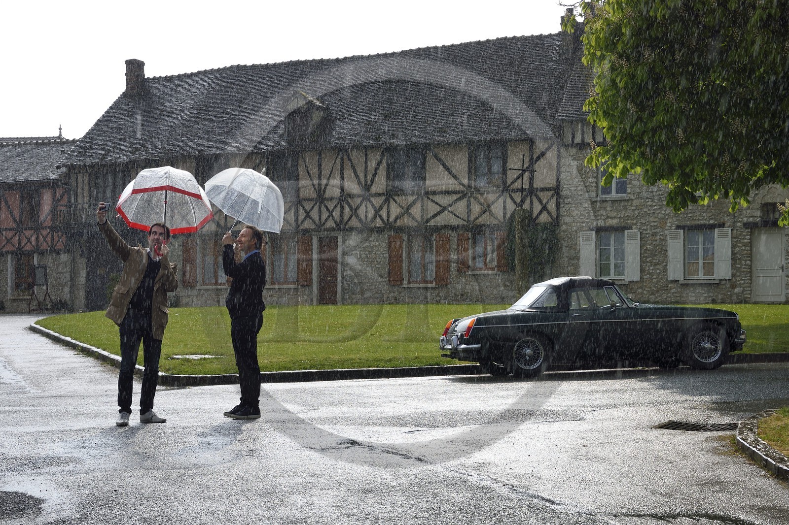 France, Yvelines (78), Montchauvet, tournage pour la télévision du Village Préféré des Français avec Stéphane Bern, selfie avec Stéphane Bern sur la place de l'église
