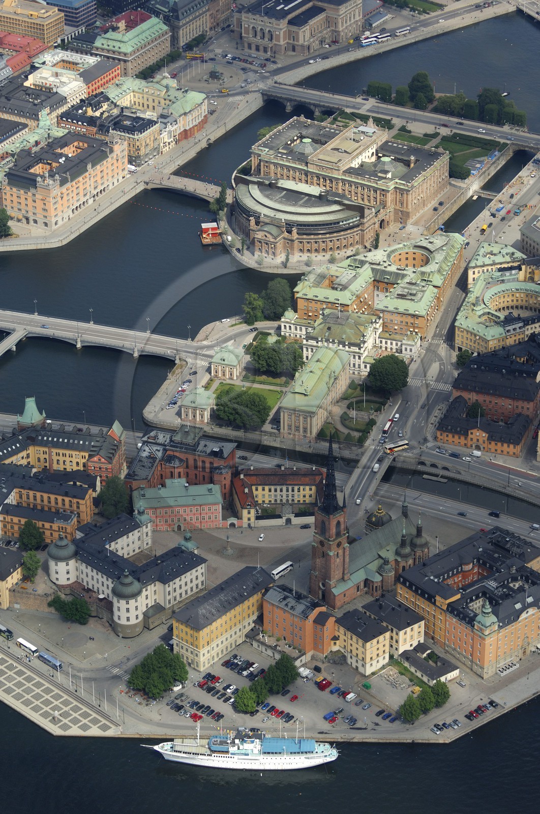 Suède, Stockholm, ile de Gamla Stan (vieille ville), Ile des Chevaliers (Riddarholmen) et le Parlement (Riksdagshuet) en arrière plan (vue aérienne)